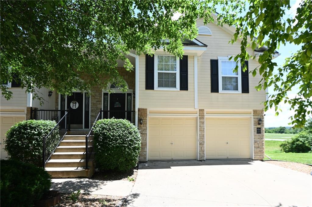 1215 NW Ashley Ln, Grain Valley, MO 64029