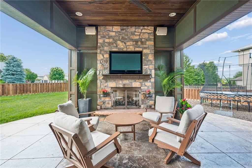2437 NE Angel Fish Cir, Lee's Summit, MO 64086