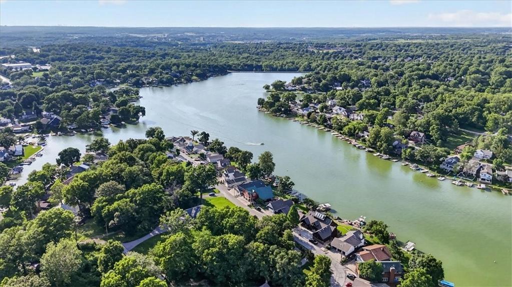 36 Beach Dr, Lake Tapawingo, MO 64015
