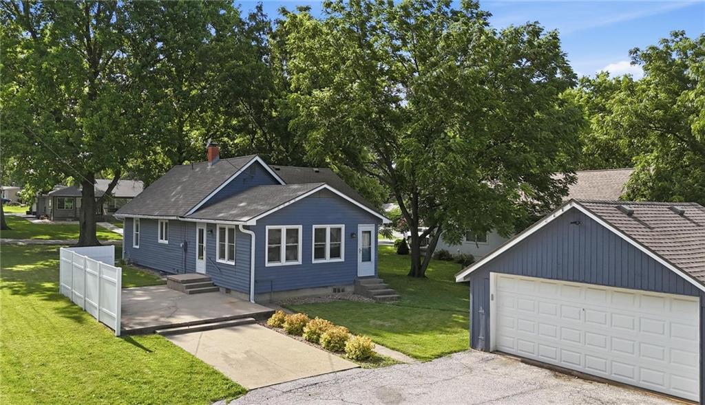 309 5th Ave S, Greenwood, MO 64034