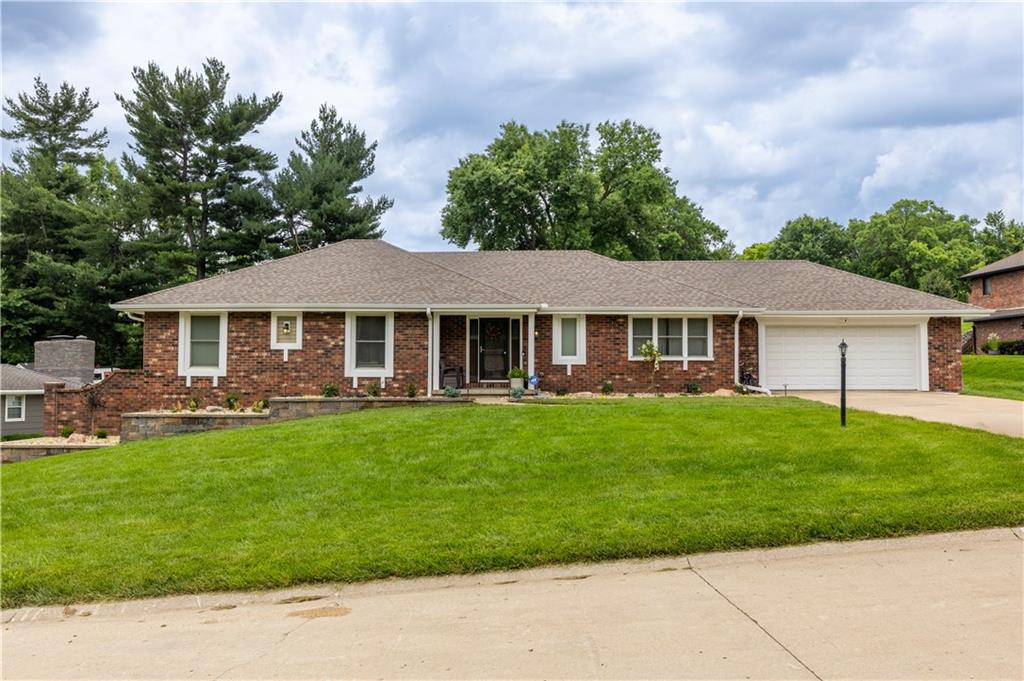 20 Stonecrest Dr, St Joseph, MO 64506