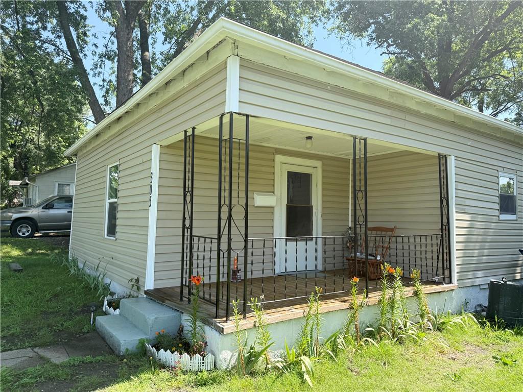 305 S Elm St, Sweet Springs, MO 65351