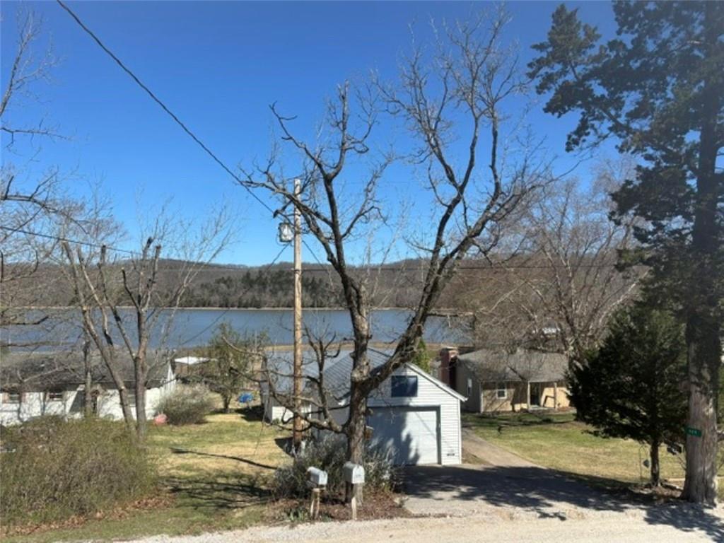 592 Outlook Dr, Edwards, MO 65326