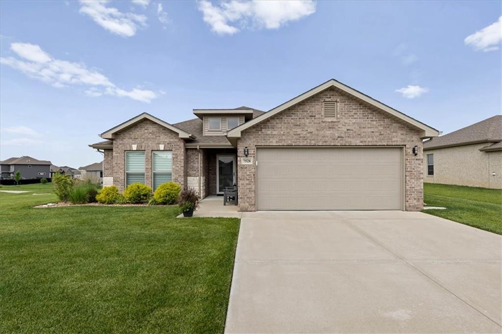 7528 Arapahoe Dr, Shawnee, KS 66227