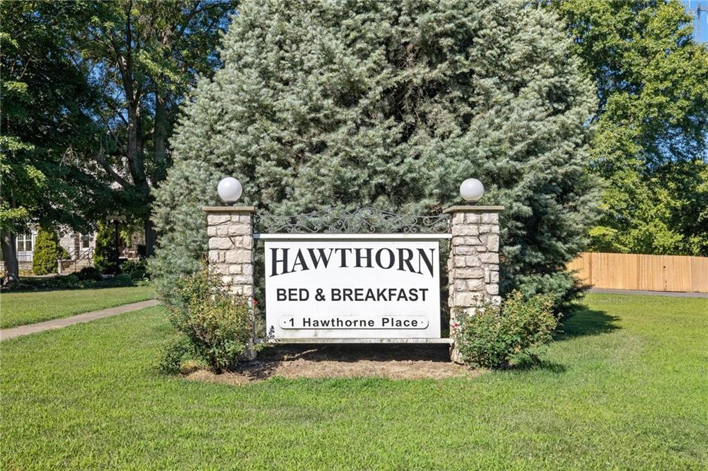 1 Hawthorne Pl, Independence, MO 64052