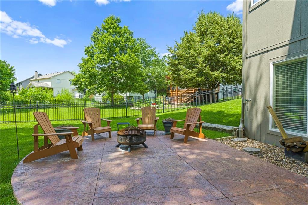 6044 Brownridge Dr, Shawnee, KS 66218