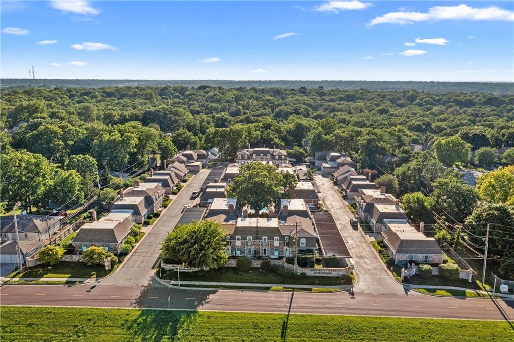 5717 Metcalf Ct, Overland Park, KS 66202