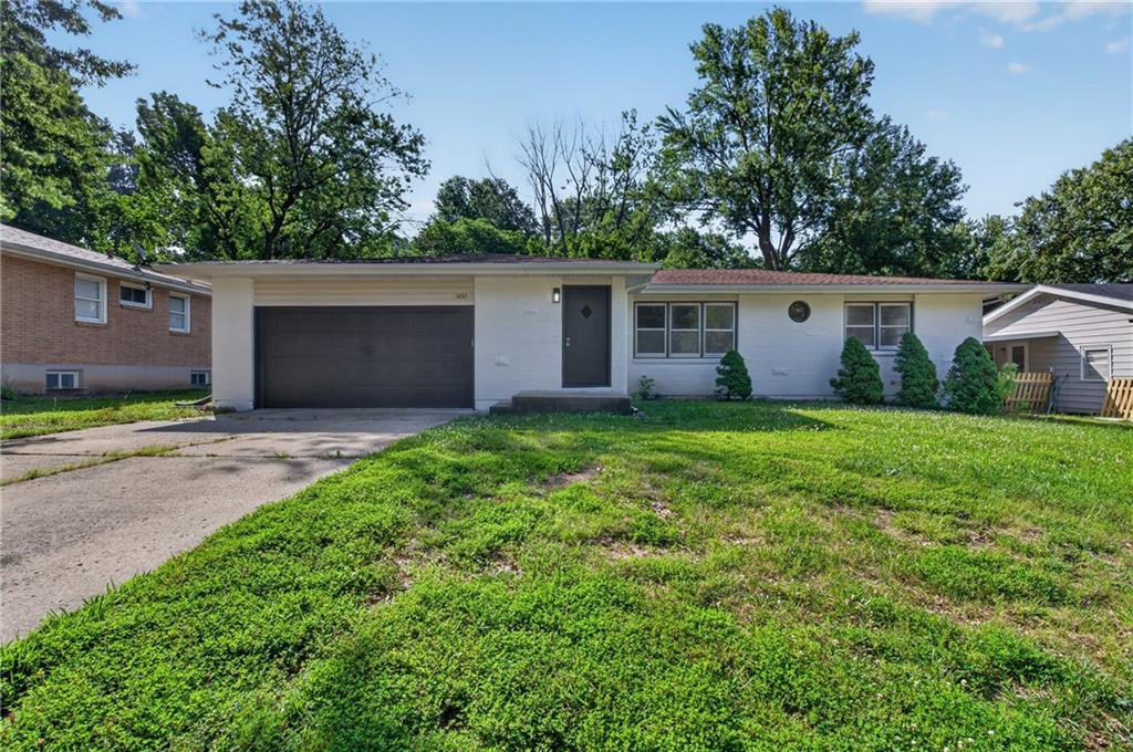 1233 Old Manor Rd, Liberty, MO 64068
