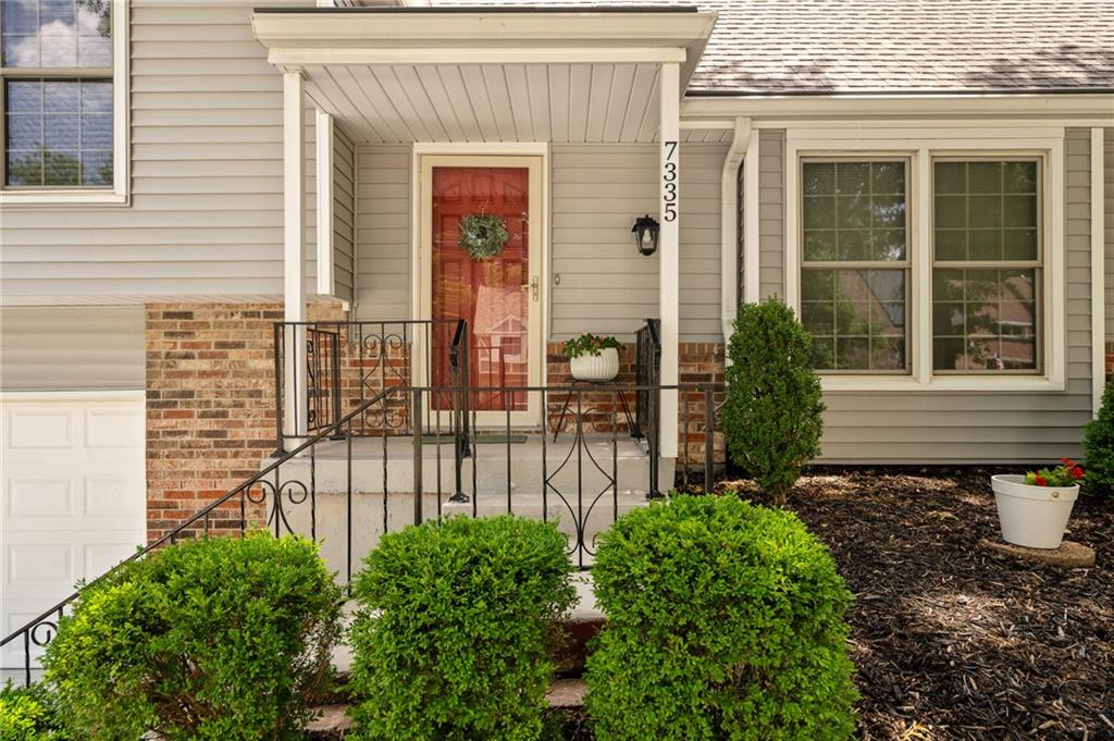 7335 Monrovia St, Shawnee, KS 66216