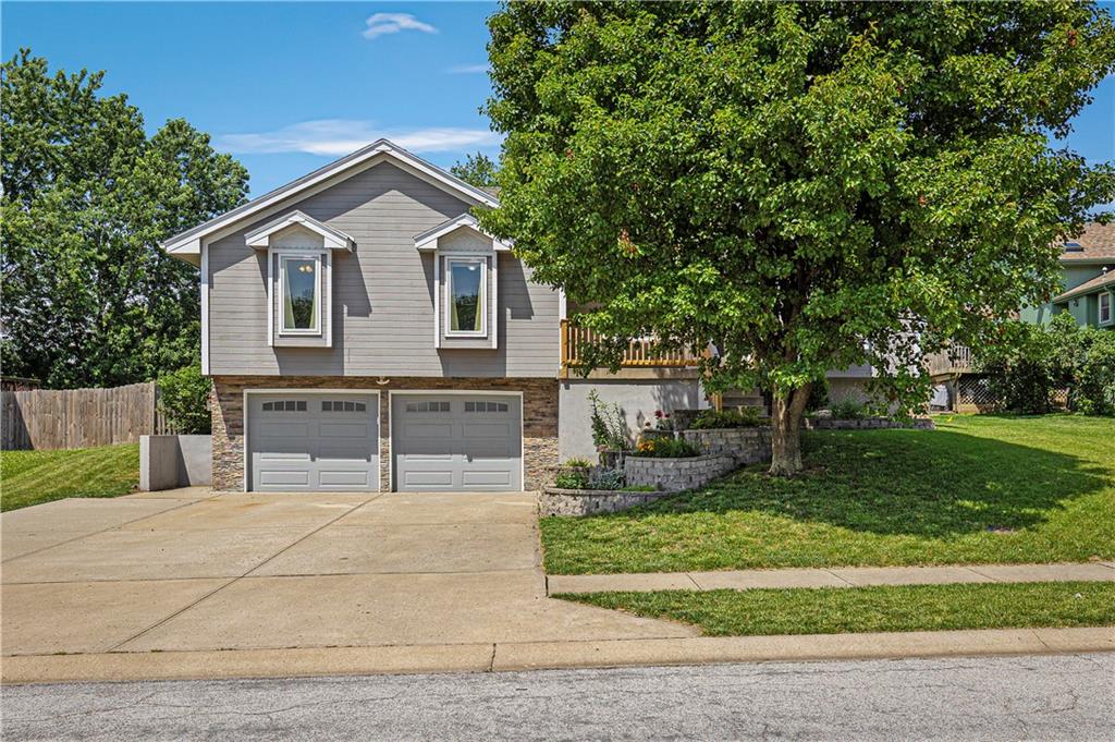 906 Pine Crest Ave, Kearney, MO 64060