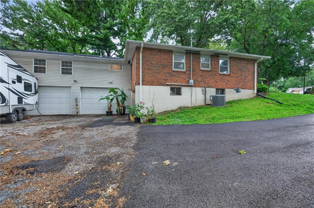7 Country Club Ter, Lexington, MO 64067