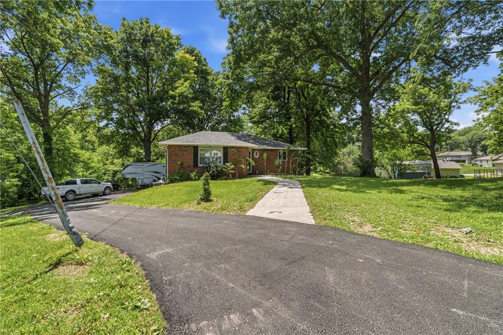 7 Country Club Ter, Lexington, MO 64067