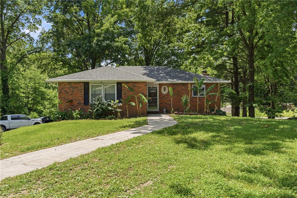 7 Country Club Ter, Lexington, MO 64067