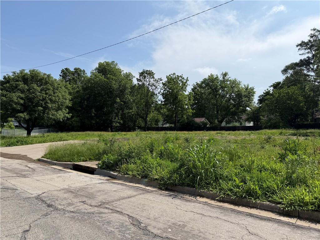 8113 Jarboe St, Kansas City, MO 64114