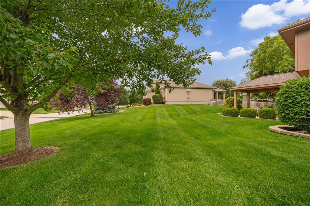 23632 W 52nd Ter, Shawnee, KS 66226