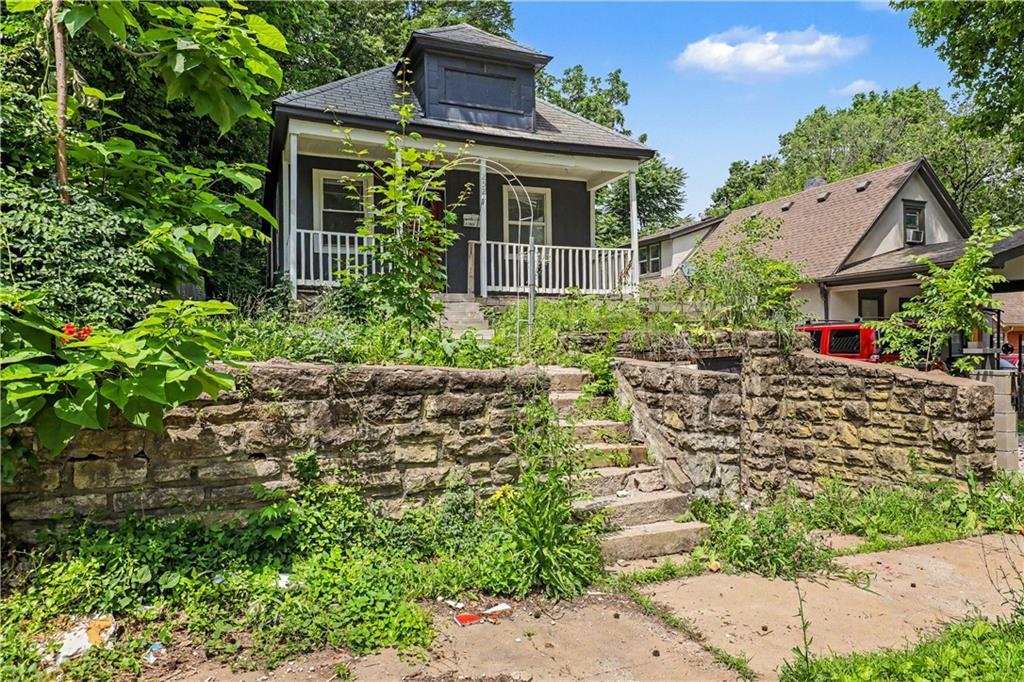 2524 Kensington Ave, Kansas City, MO 64127