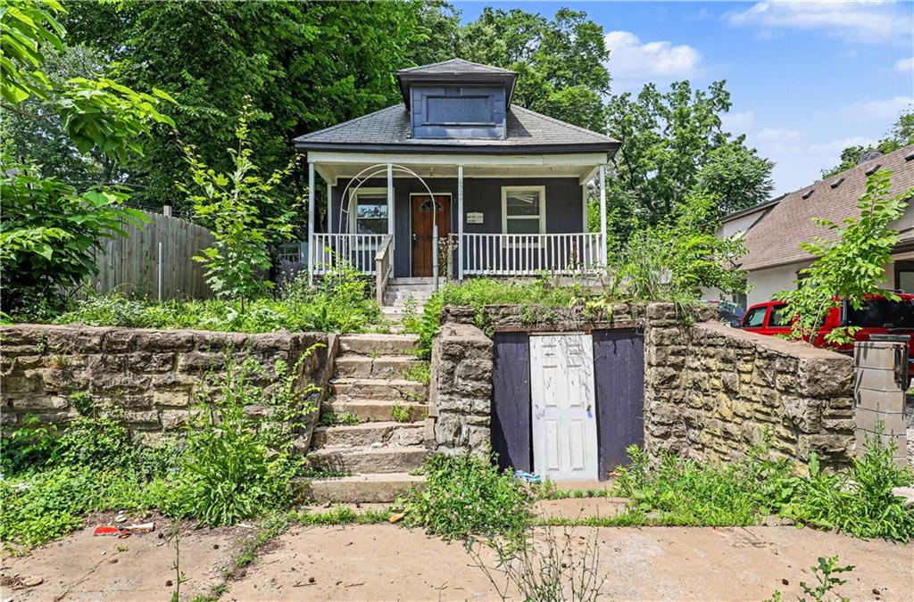2524 Kensington Ave, Kansas City, MO 64127