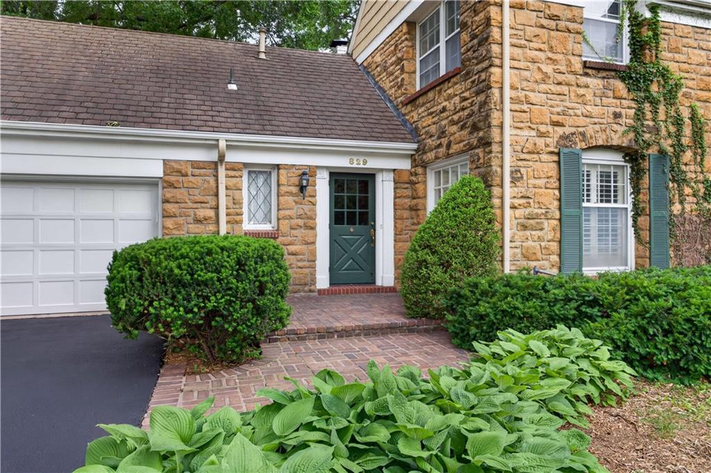829 W 54th Ter, Kansas City, MO 64112