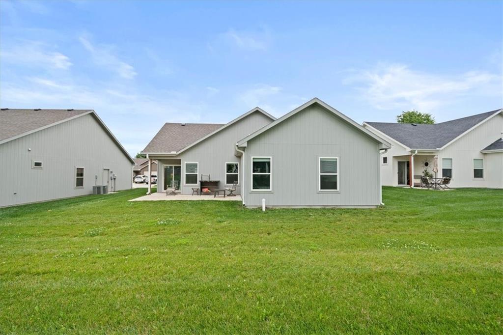 407 NE Sycamore Ct, Oak Grove, MO 64075