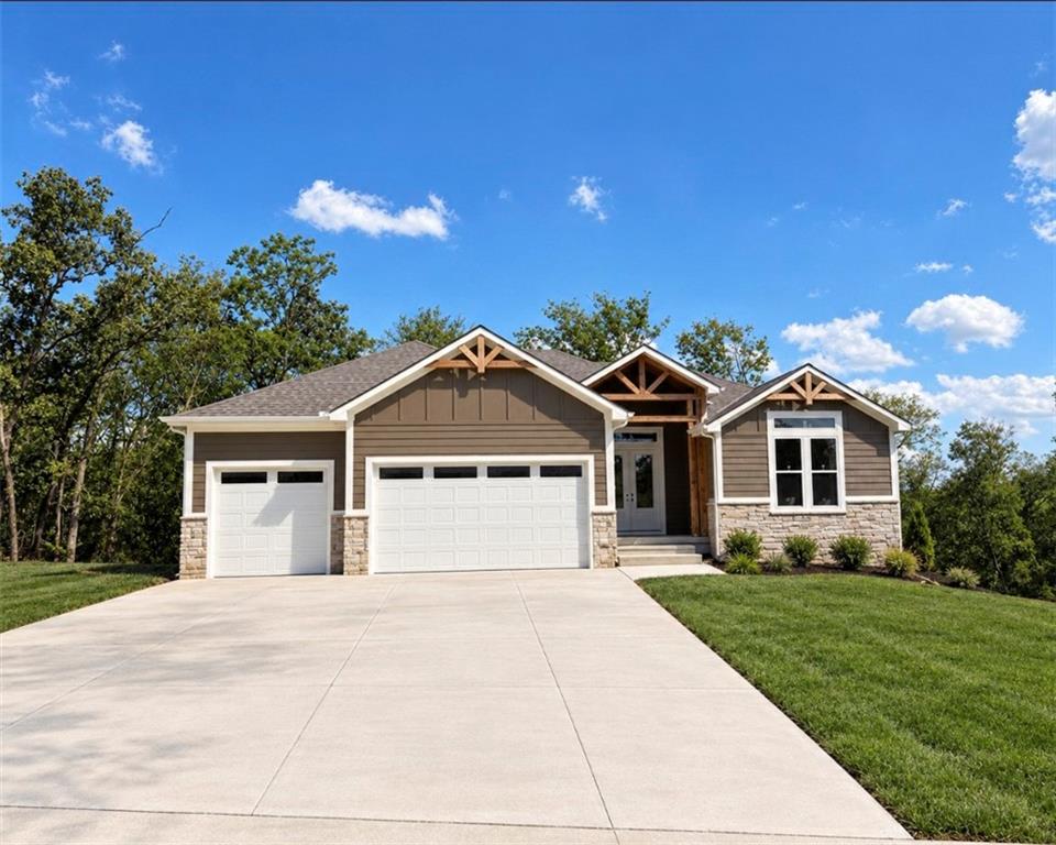 1503 Stonewall Dr, Oak Grove, MO 64075