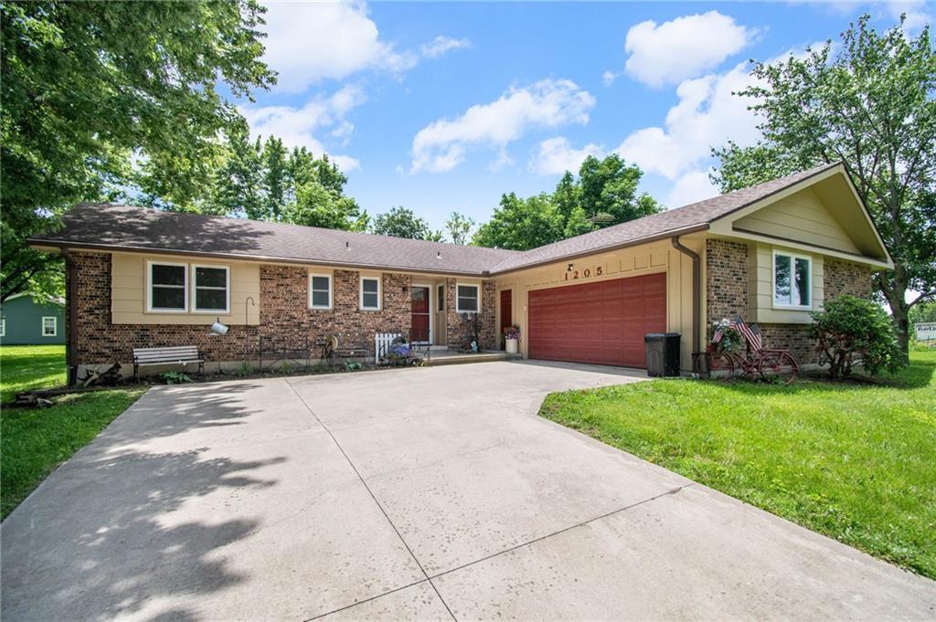 1205 W 5th Ter, Cameron, MO 64429