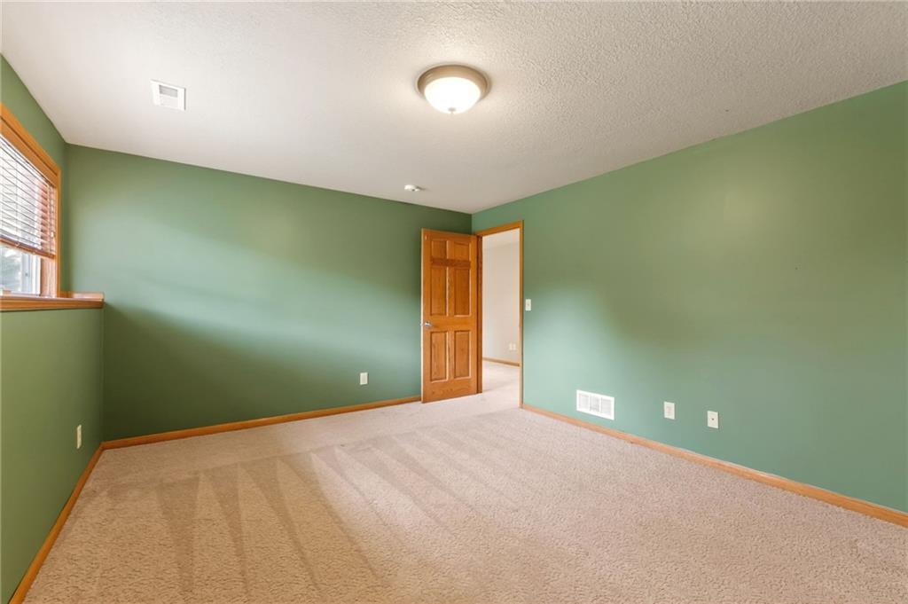 4503 S Wilshire Dr, St Joseph, MO 64506