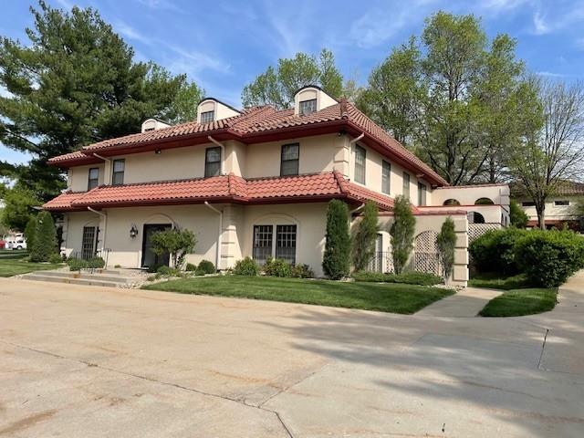 1007 E Saint Maartens Dr, St Joseph, MO 64506
