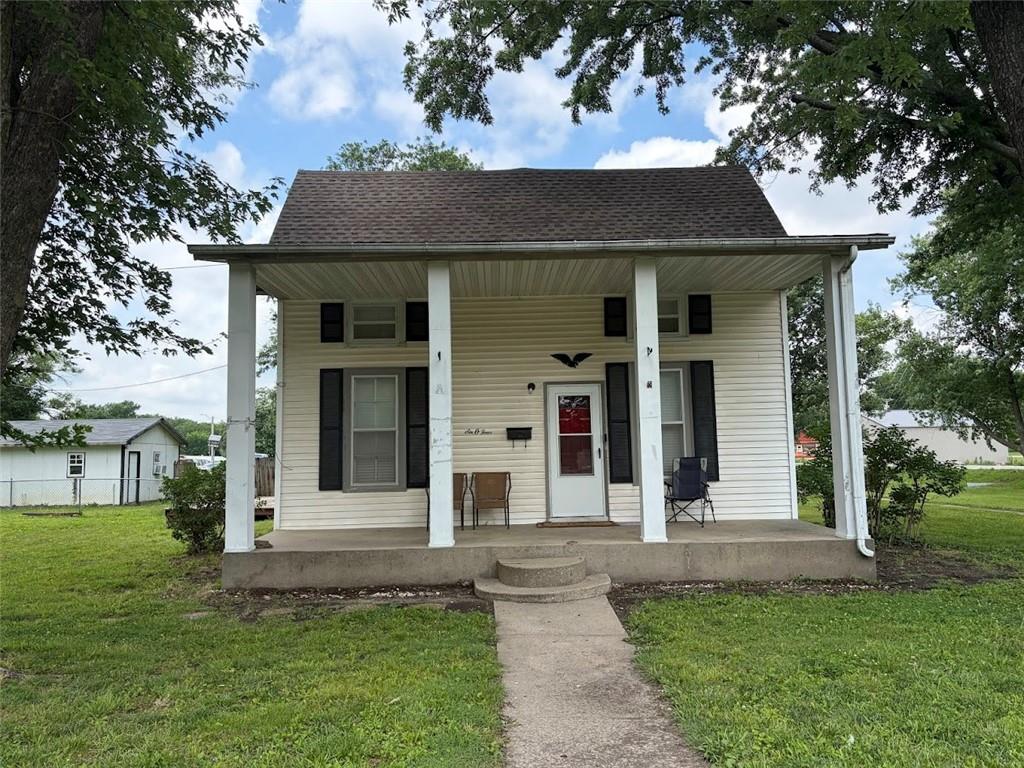 604 S 3rd St, Burlington, KS 66839