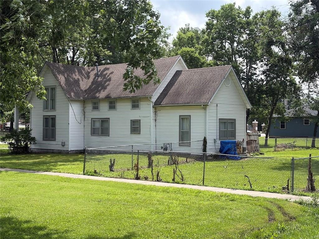 604 S 3rd St, Burlington, KS 66839