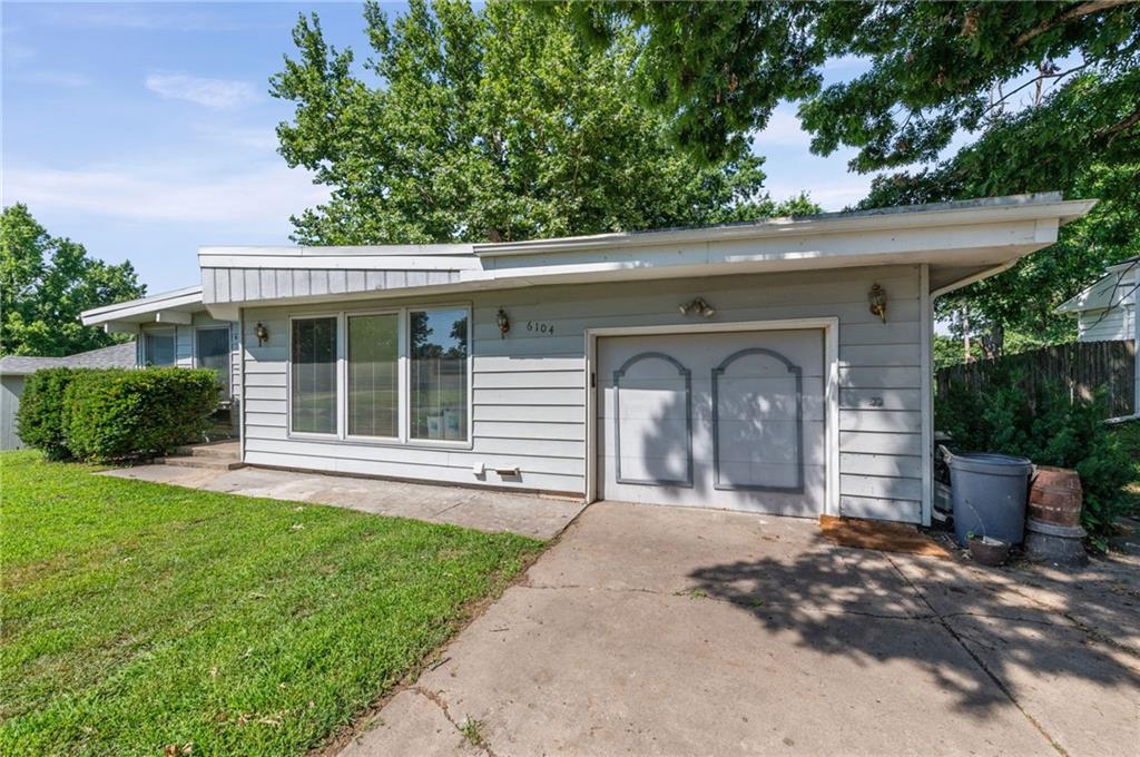 6104 N Garfield Ave, Gladstone, MO 64118
