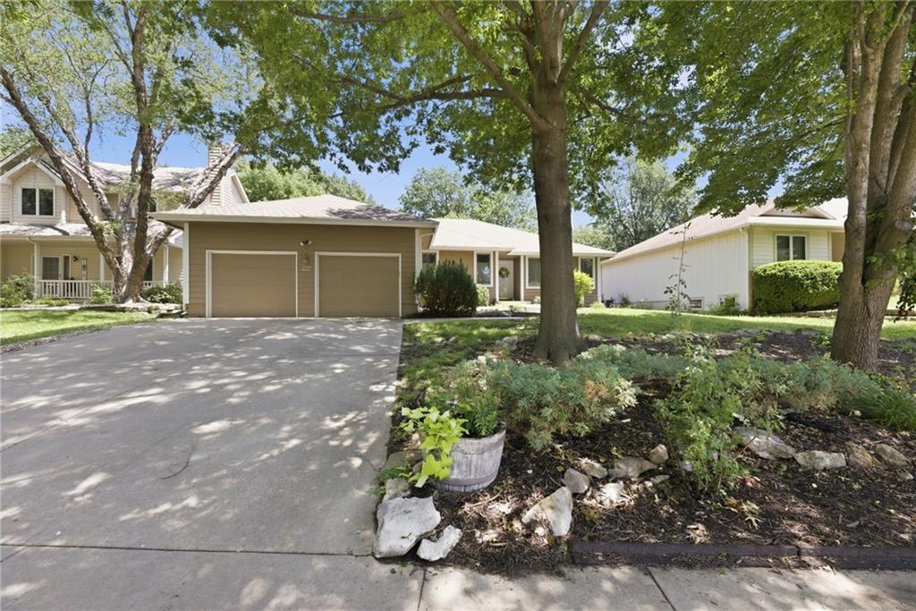 904 Joseph Dr, Lawrence, KS 66049