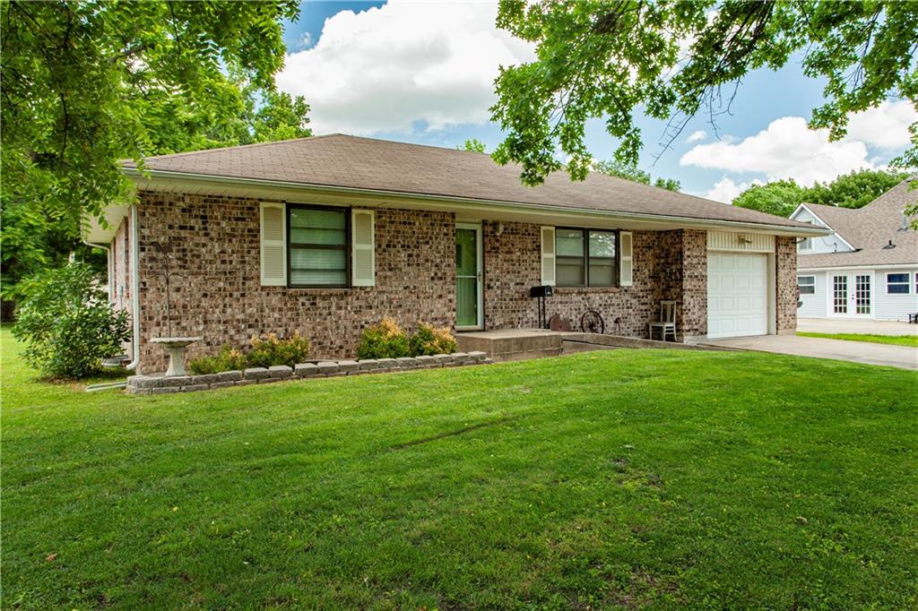203 W Phillips St, Odessa, MO 64076