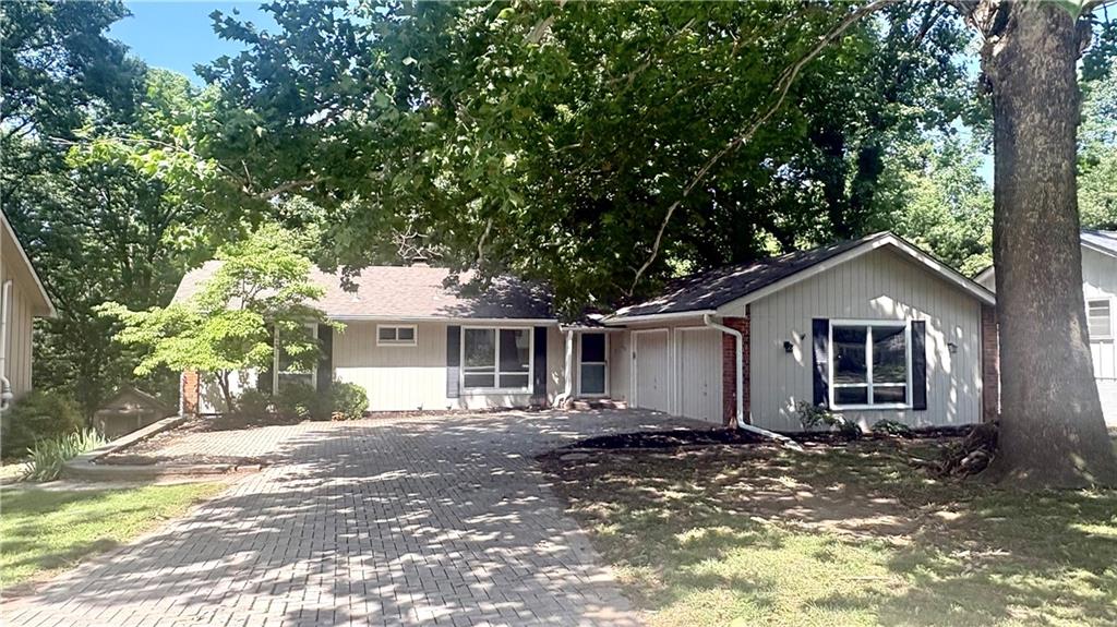 6512 NW Quail Run Dr, Kansas City, MO 64152