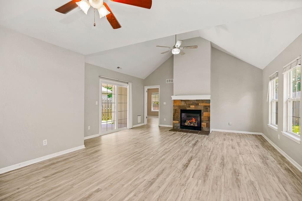 2210 E Sycamore St, Tonganoxie, KS 66086