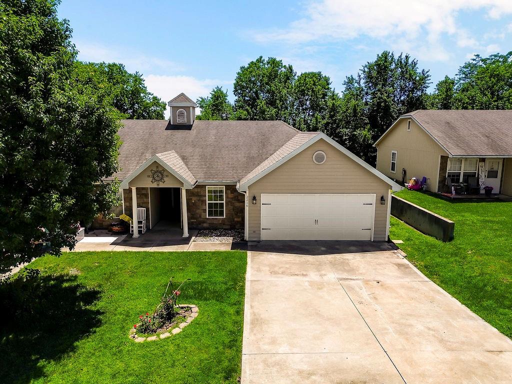 2210 E Sycamore St, Tonganoxie, KS 66086
