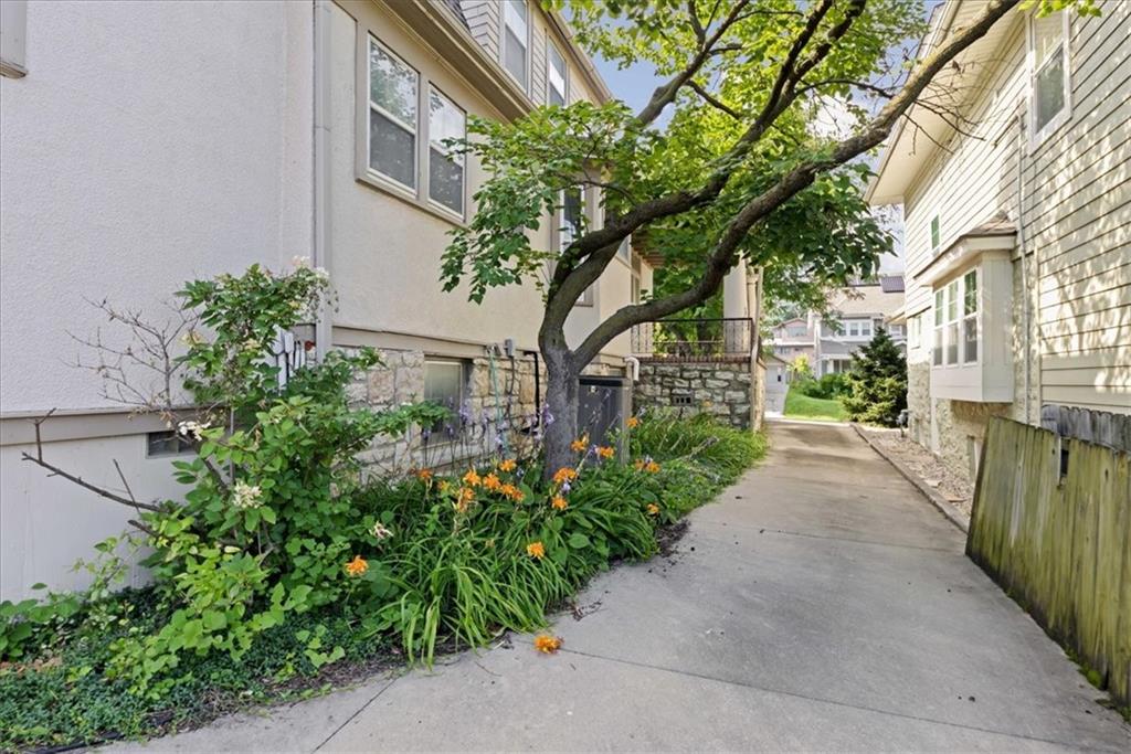 25 E 53rd St, Kansas City, MO 64112