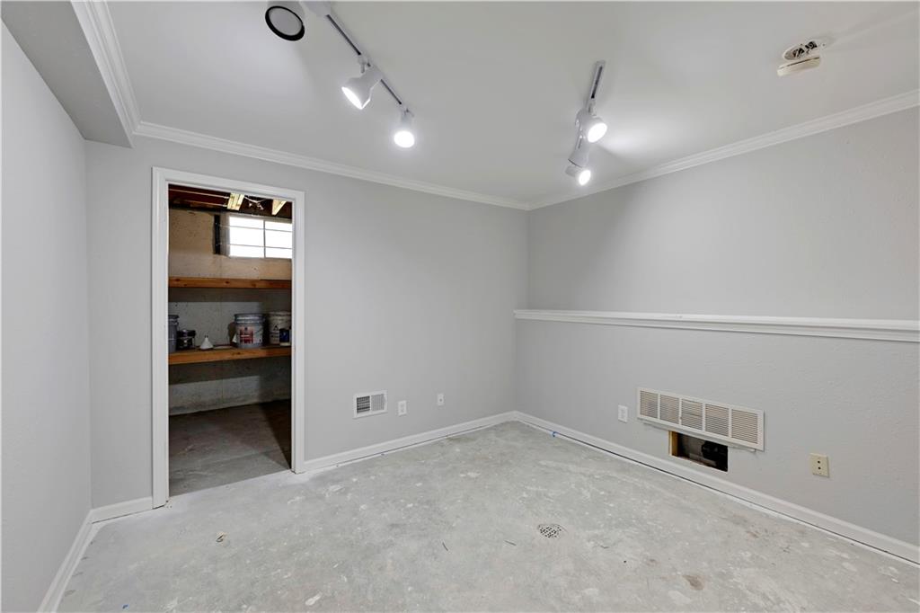 8017 W 149th St, Overland Park, KS 66223