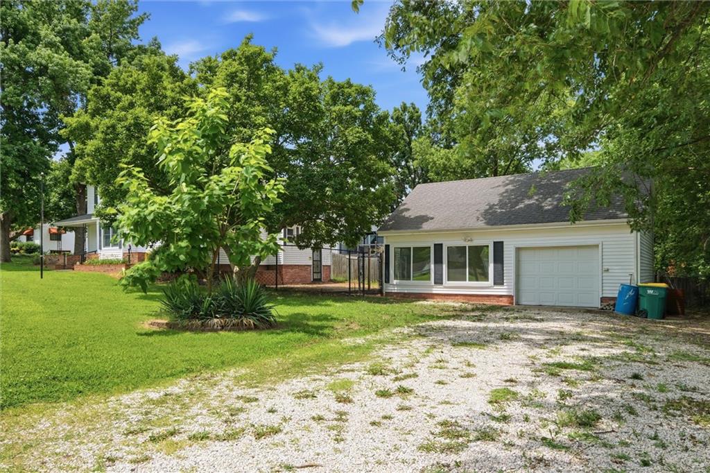 301 Allcutt Ave, Bonner Springs, KS 66012