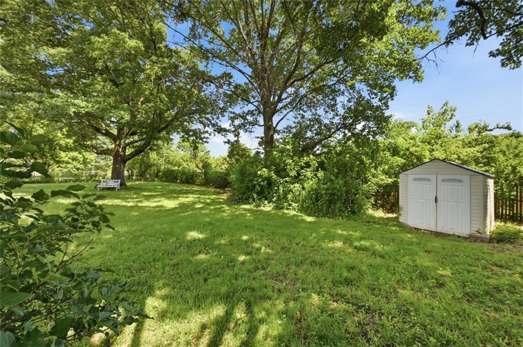 107 Willow Dr, Lansing, KS 66043