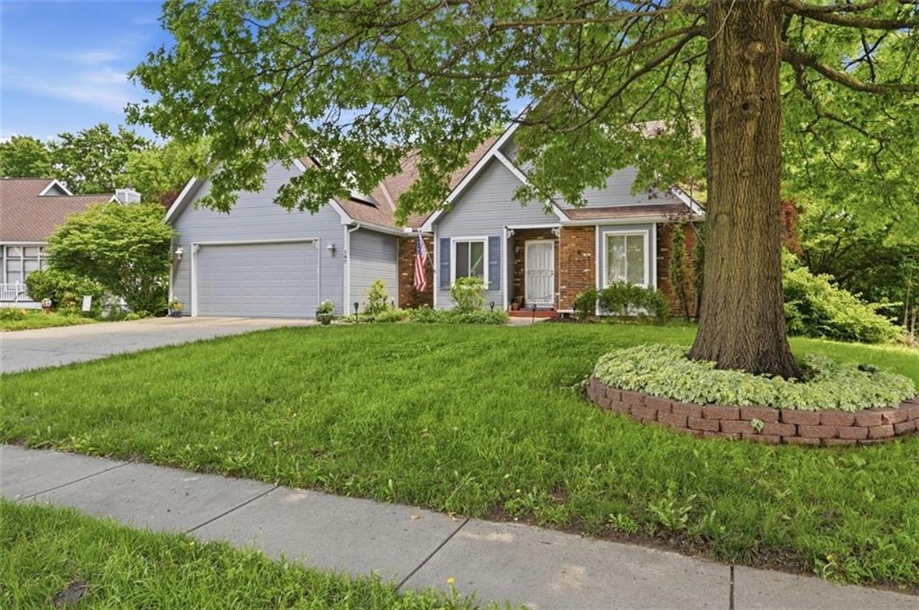 107 Willow Dr, Lansing, KS 66043