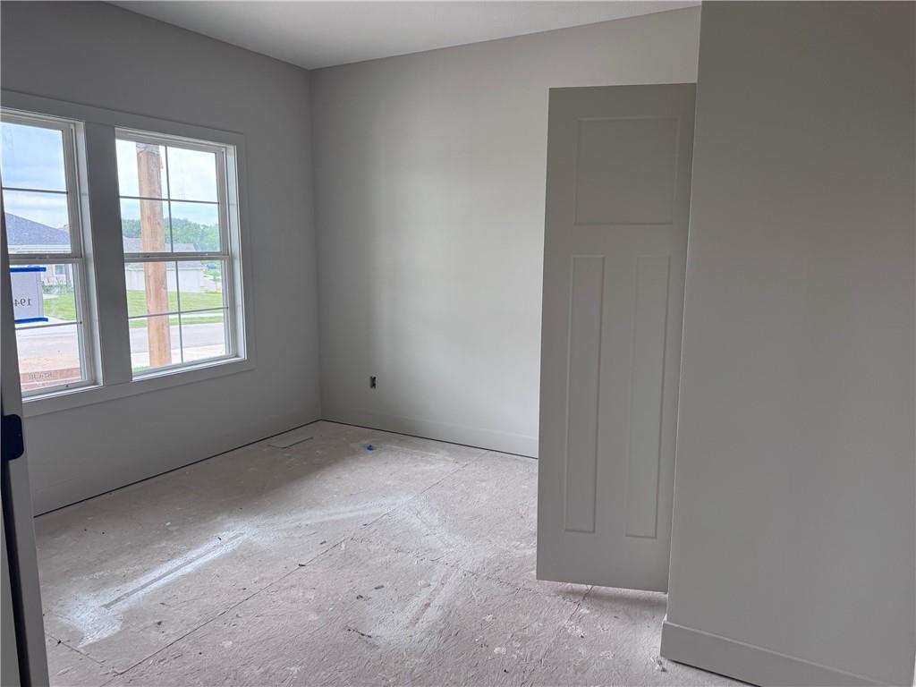 1945 Longview Dr, Liberty, MO 64068