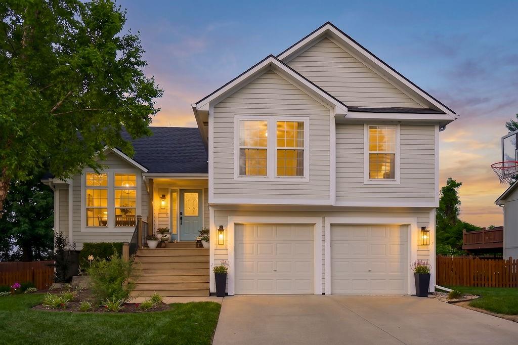 5903 Meadowsweet Ln, Shawnee, KS 66226