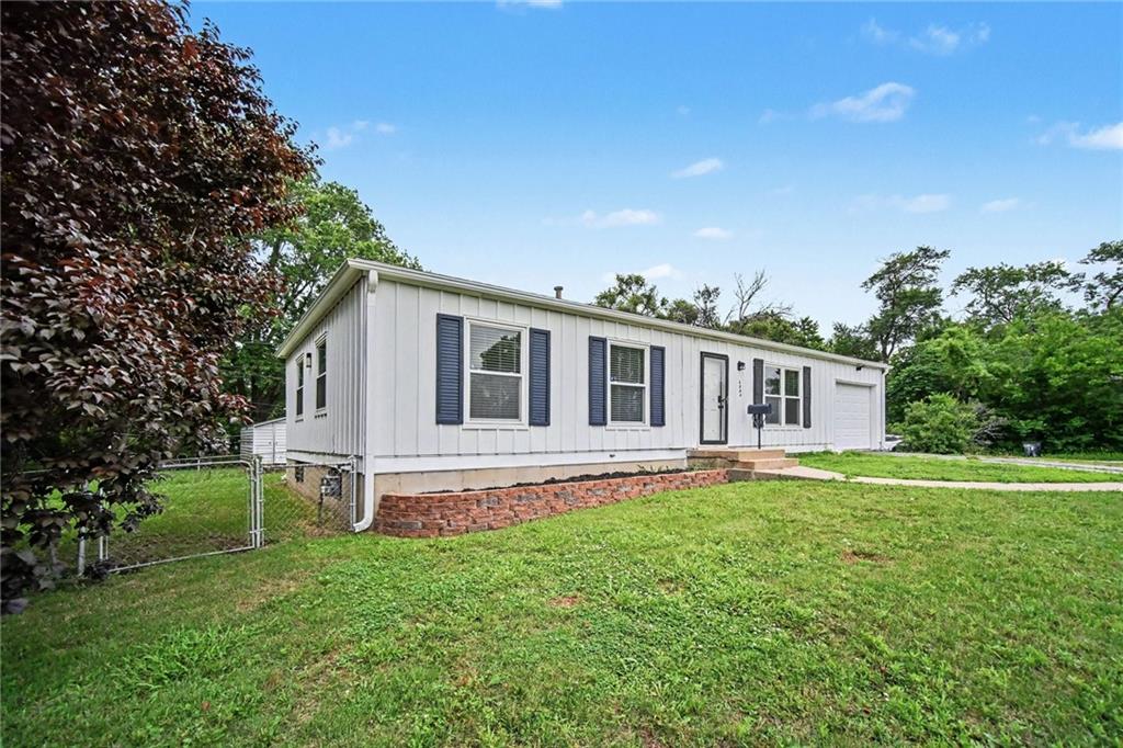 6000 E 152nd St, Grandview, MO 64030