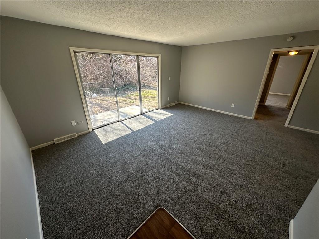 8725 Countryshire Ln, Kansas City, MO 64138