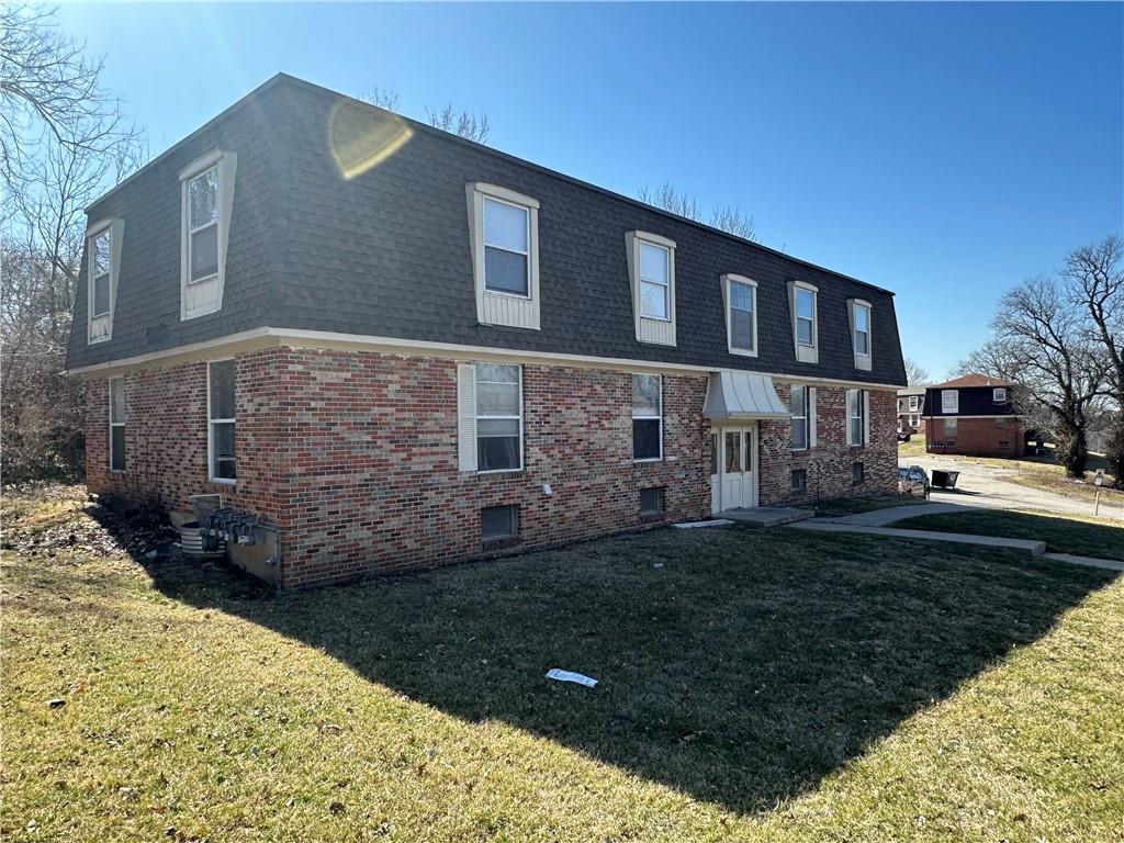 8725 Countryshire Ln, Kansas City, MO 64138