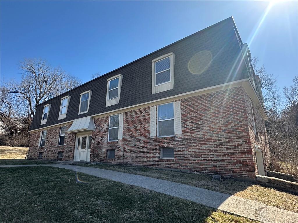 8725 Countryshire Ln, Kansas City, MO 64138