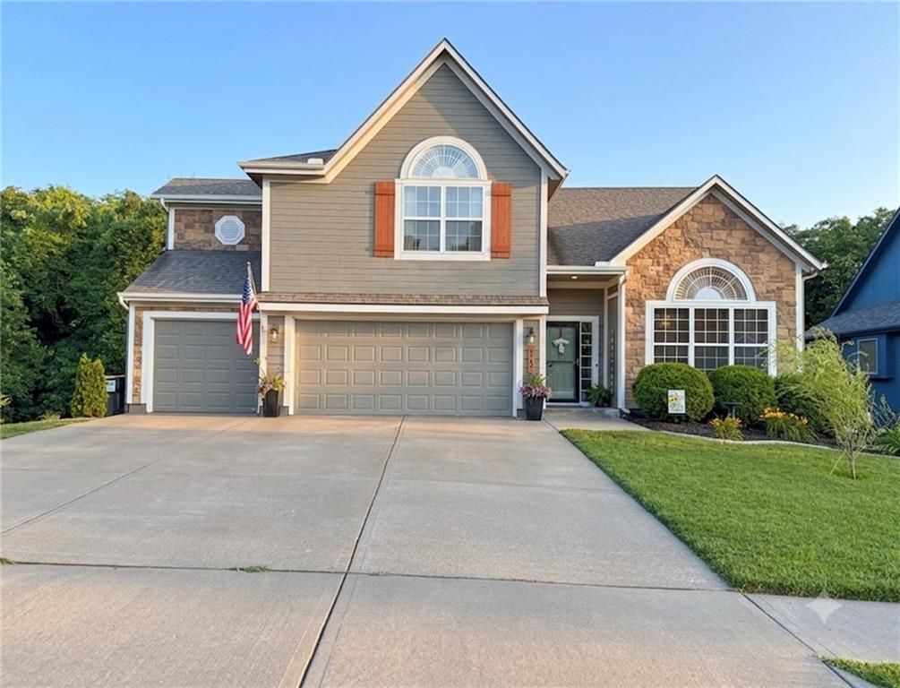 919 S 12th St, Louisburg, KS 66053