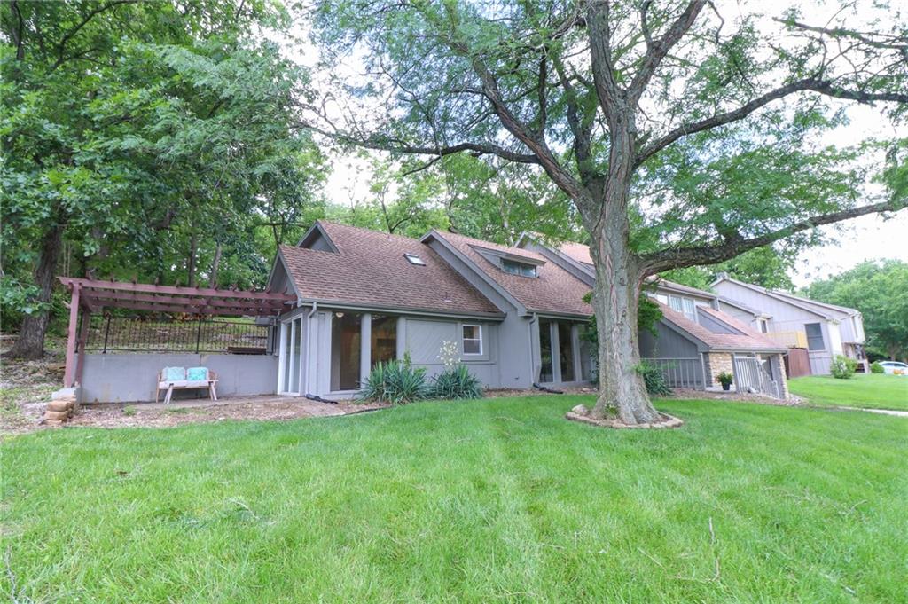 16015 Meadow Ln, Stilwell, KS 66085