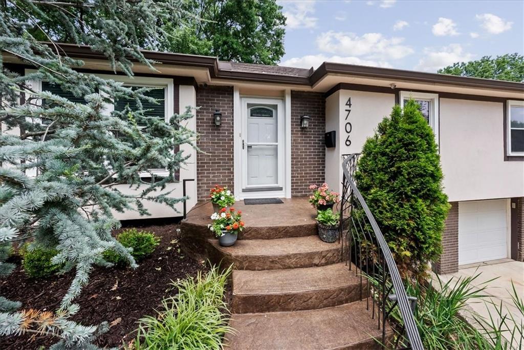 4706 Stearns Ln, Shawnee, KS 66203