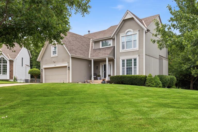 8300 W 143rd Ter, Overland Park, KS 66223